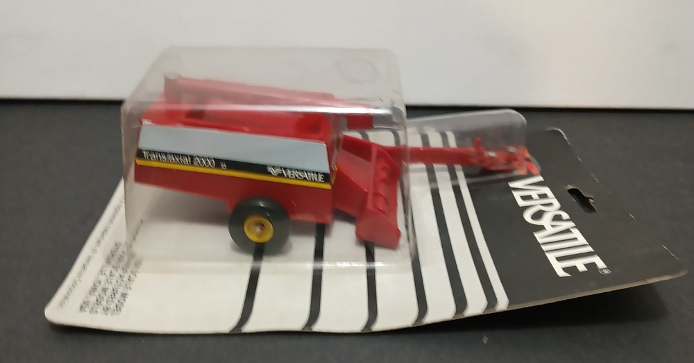 SCALE MODELS 1/64 Versatile Trans/axial 2000 Pull Type Combine - NIP