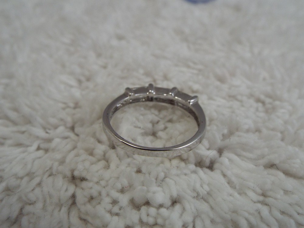 Silvertone Rhinestone Band Ring ~ Size 8 (G18)