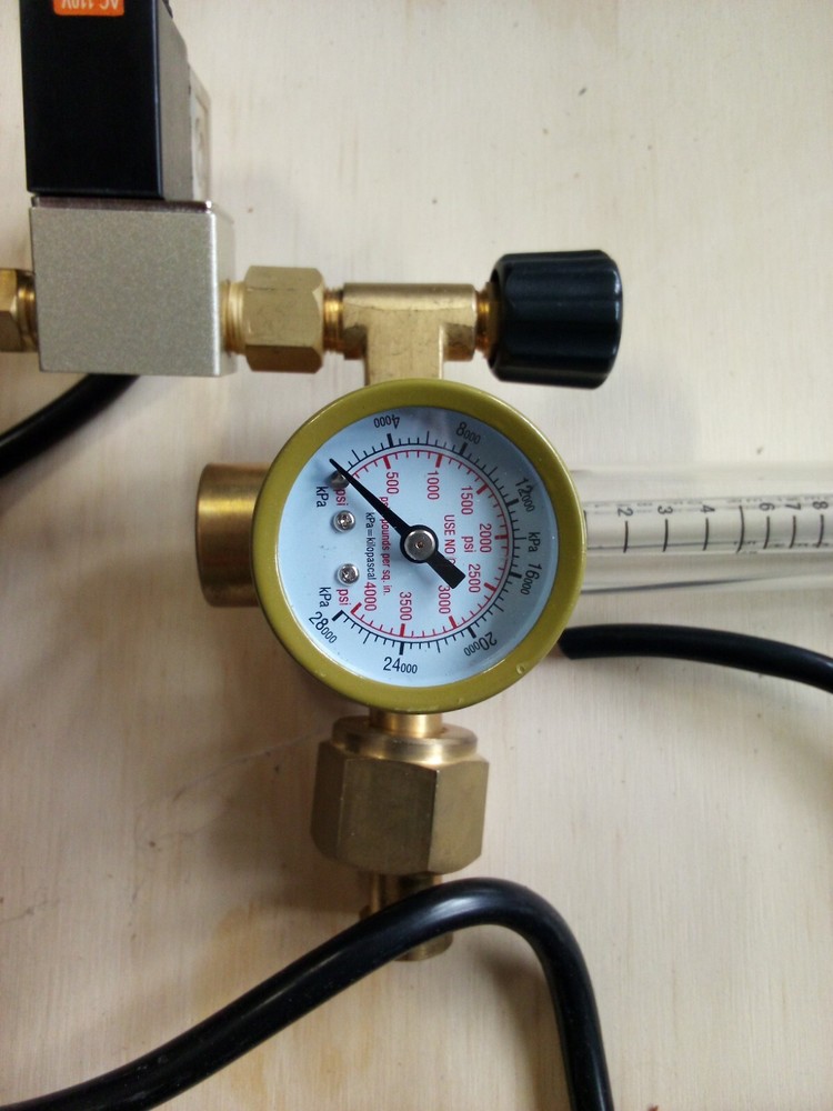 co2 regulator with solenoid