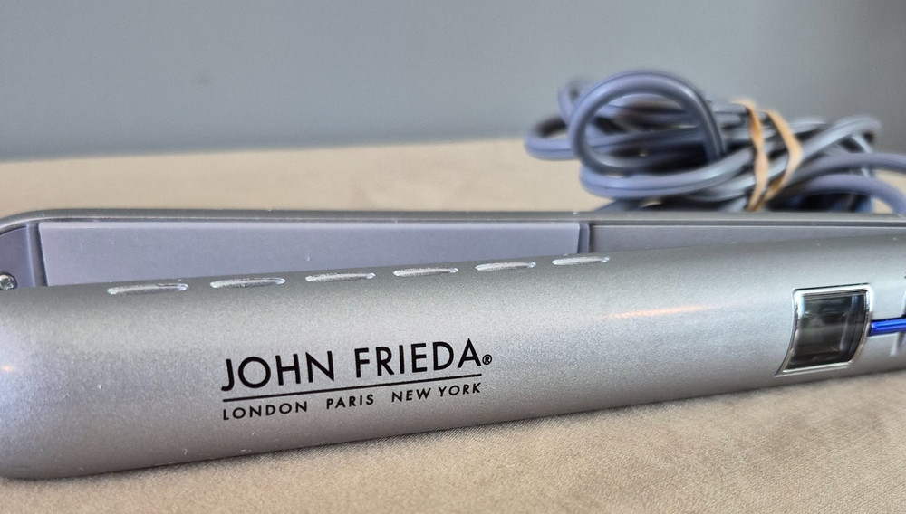 John Frieda Flat Iron Frizz Ease Ionic Technology Sleek Finish 1 Inch Silver