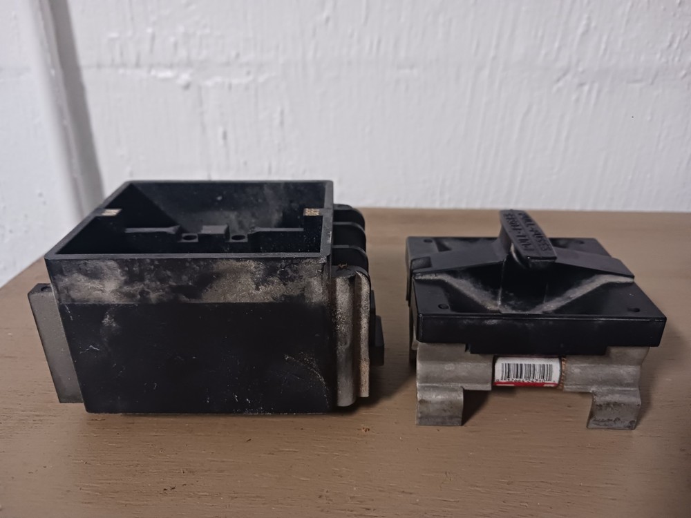 Fuse D Square Box With Puller. 30amp. Fsp 230.