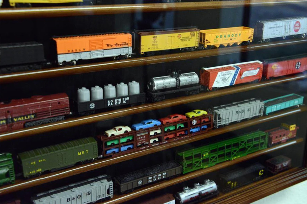 N Scale Model Train Display Case Lockable Collection Shelf Cabinet Black Finish