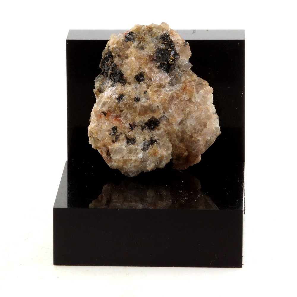 Granite. 24.41 CT. Laurentian, Quebec, Canada.
