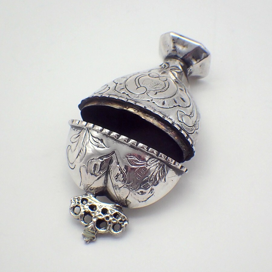 Heart Shaped Box Vinaigrette Hovedvansaeg 18th Century Solid Silver
