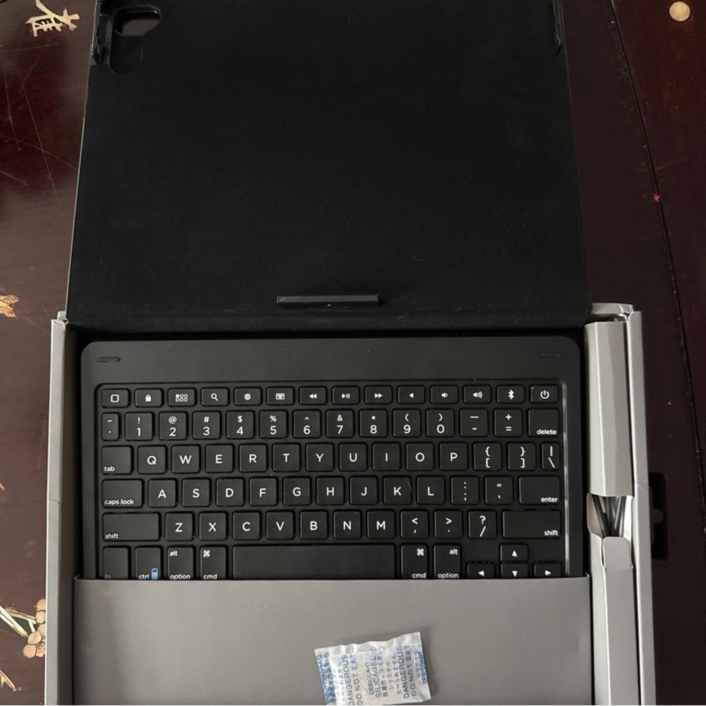 ZAGG Messenger Folio Black Tablet Keyboard for 11-inch iPad Pro Open box