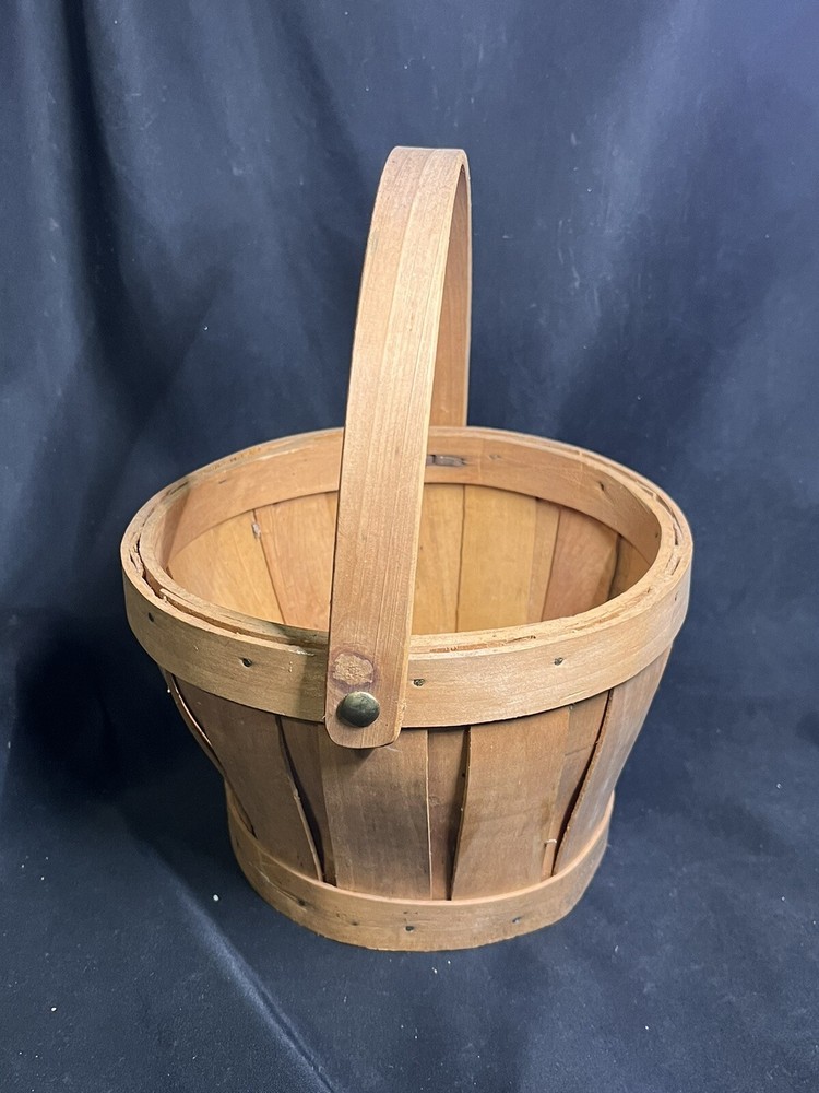VINTAGE WICKER  BASKET WITH HANDLE 7”