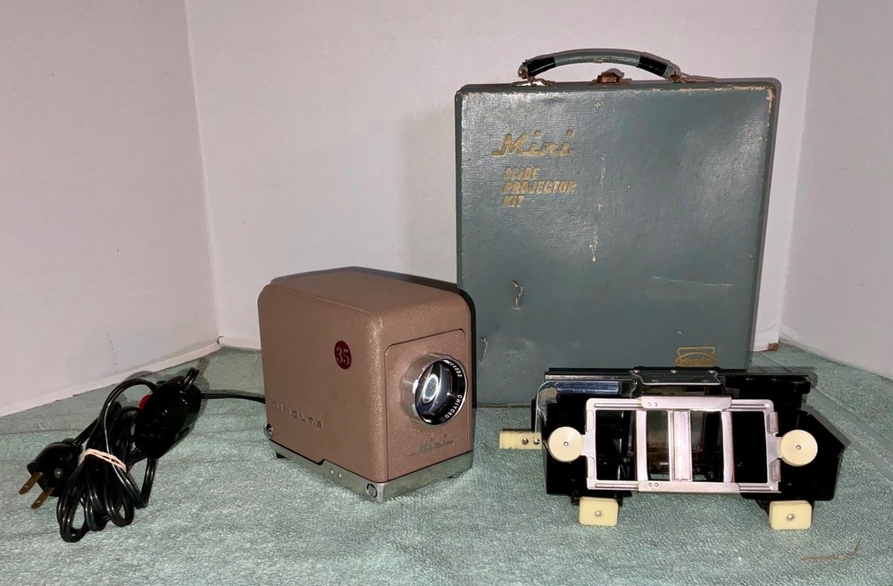 Vintage Minolta Mini 35mm Slide Projector Kit With Auto Changer Untested
