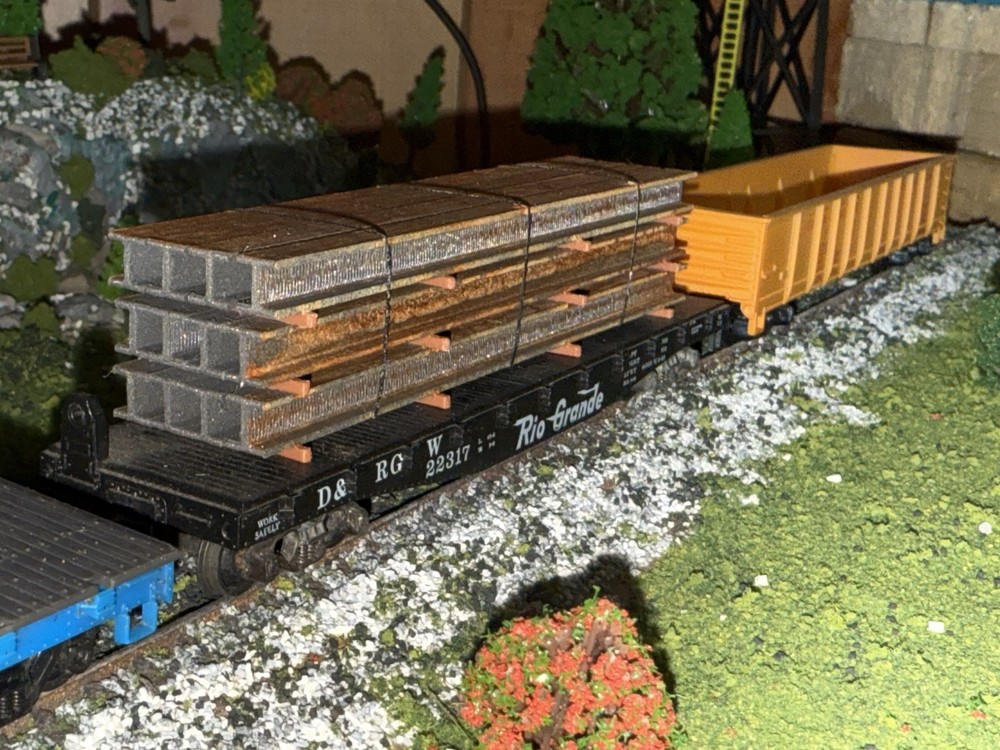 1:87 HO Scale Ibeam Rusty Load/Decor - Tall Stack W/ Blk Straps