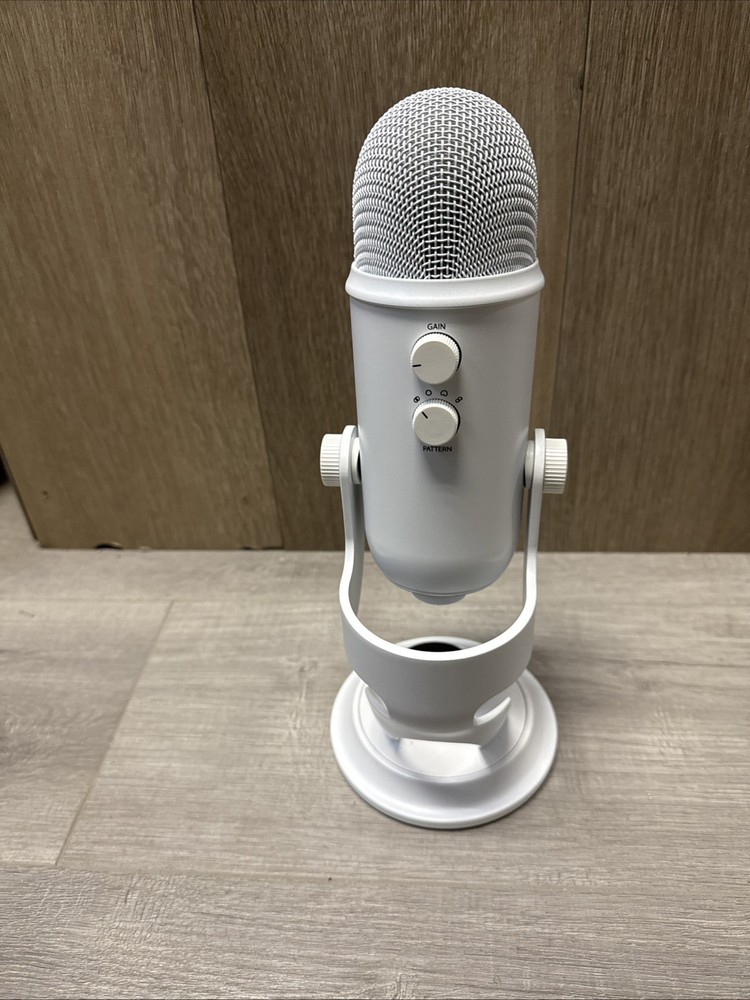 Logitech for Creators Blue Yeti USB Microphone for PC, Podcast, Gaming
