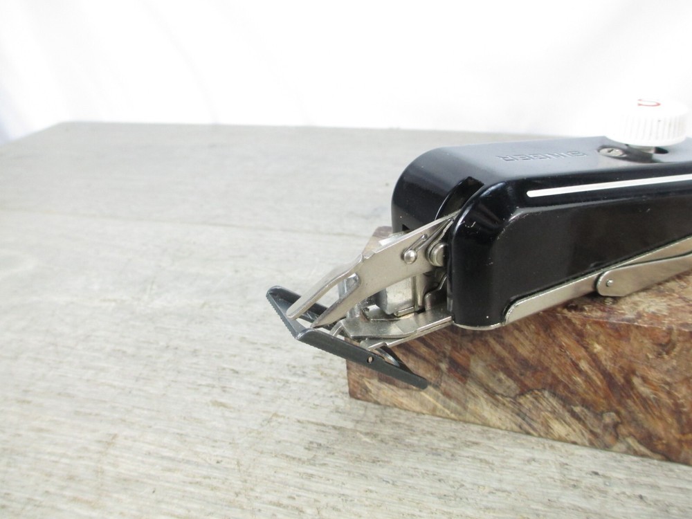 Singer 160506 Buttonholer Button Holer