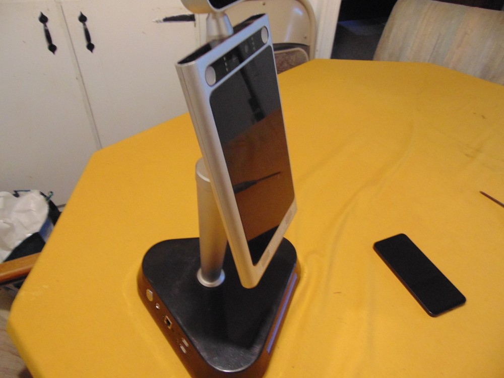 Ikio Dynamic Detection Display Temperature Scanner Kiosk with Table Stand