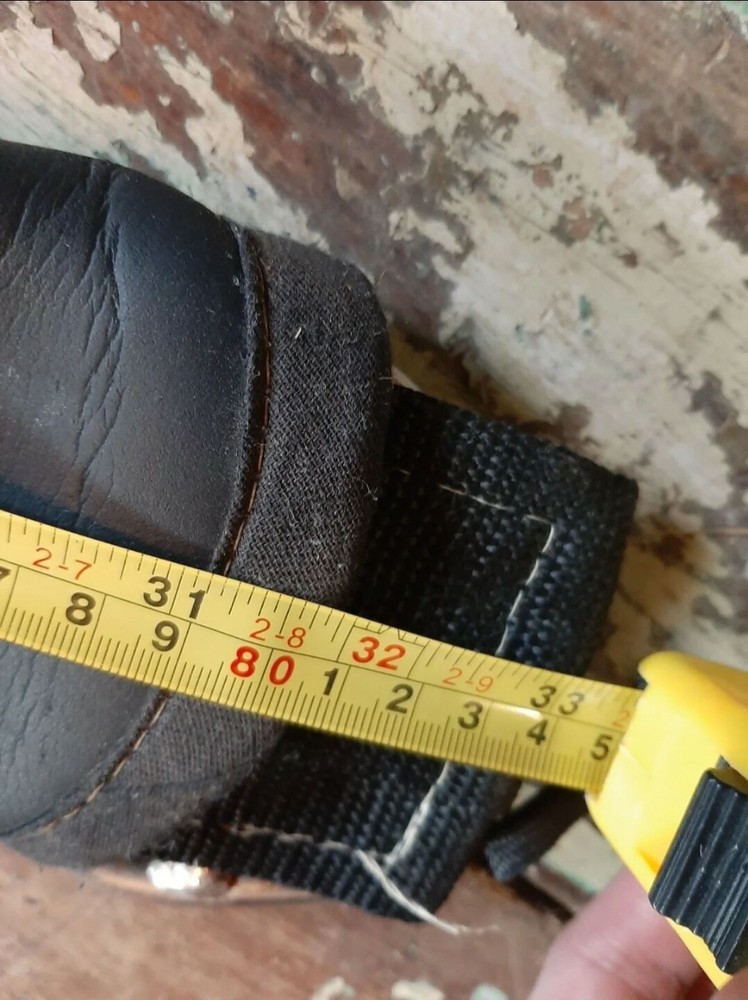 Black rubber cushioned girth strap