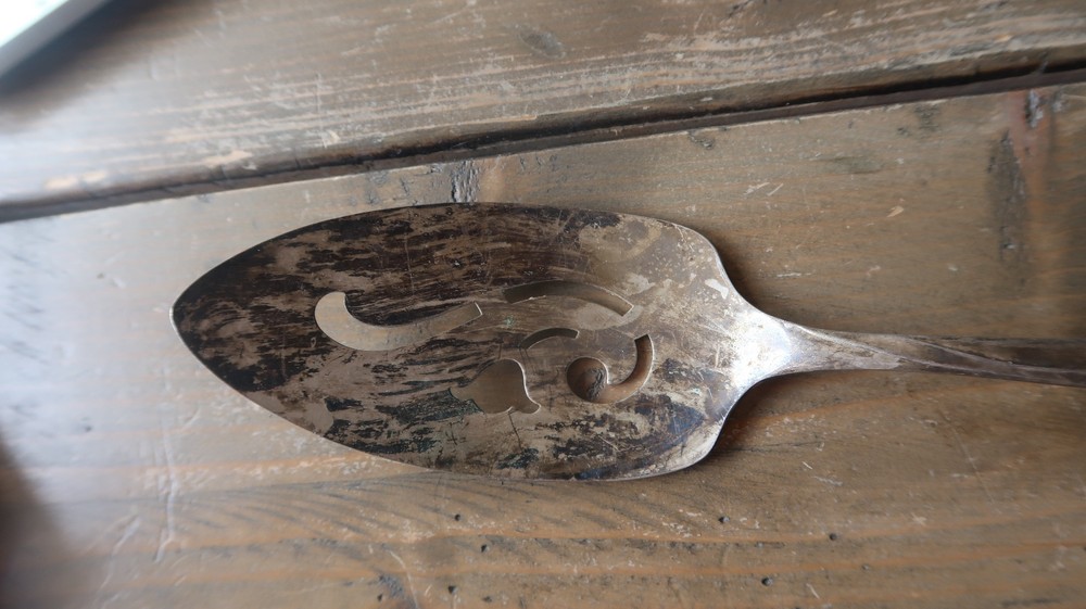 Vintage Silverplate Rogers 1958 MODERN SCROLL Solid Pie Server 9.5 inches