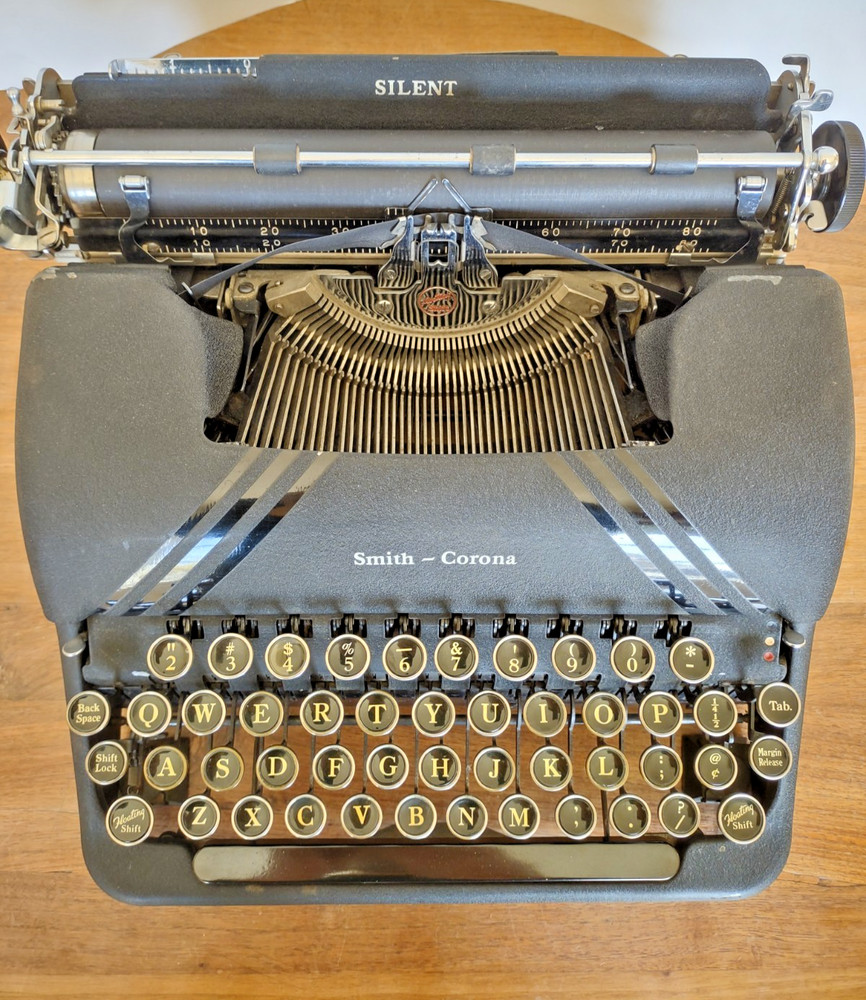 [Excellent] 1949 Smith-Corona Silent "Floating Shift" black typewriter with case