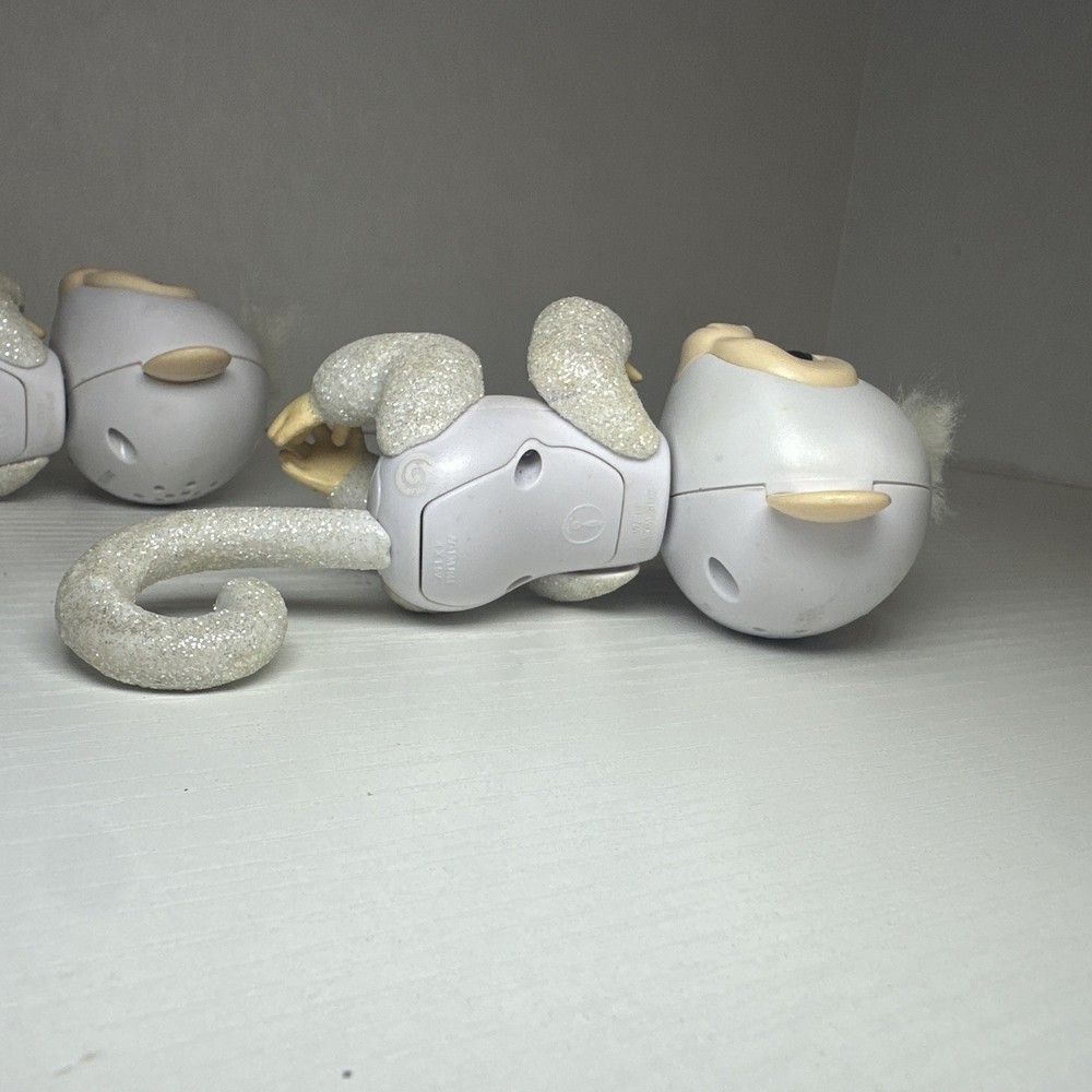 Fingerlings - Interactive Glitter Monkey - White | Not Tested