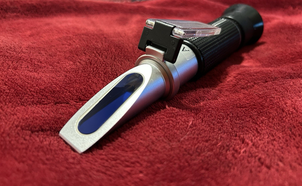 Handheld Refractometer for Home Brewing & Winemaking (Brix / SG) w/ Case