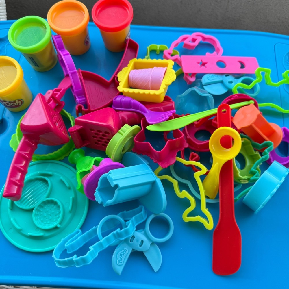 Play-Doh Play and Store Activity Table w/ Accessories