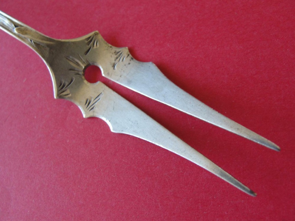 Baker Manchester "Daffodil" Sterling Silver Olive Fork 6-1/4"