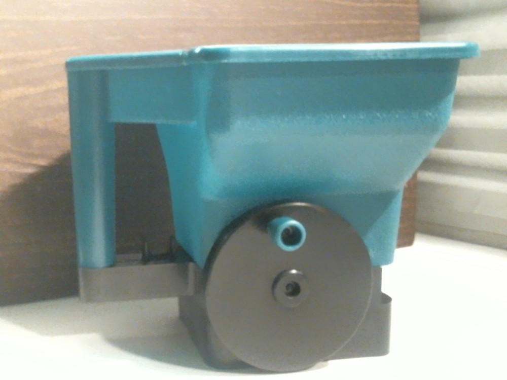 Handhelp Fertilizer or Ice Spreader 07032