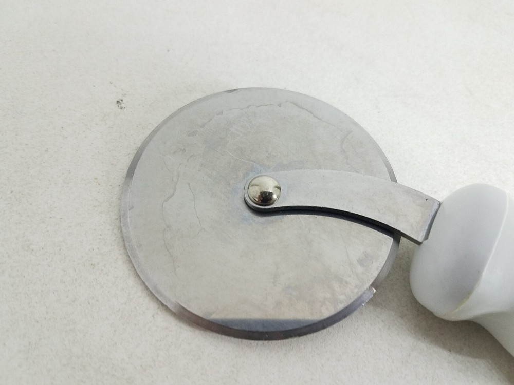 Pizza Cutting Wheel 2 7/8 In Diameter White Handle Slicing