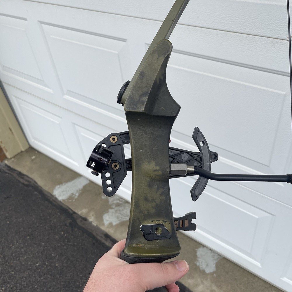 Vintage Bear archery whitetail II compound bow 39" string length