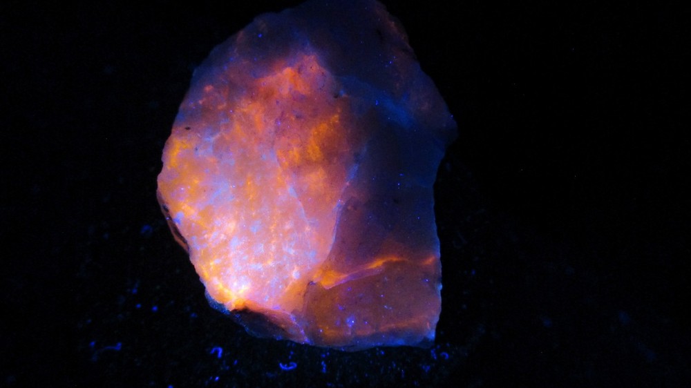 Fluorescent mineral rock Tenebrescent Hackmanite Canada S85