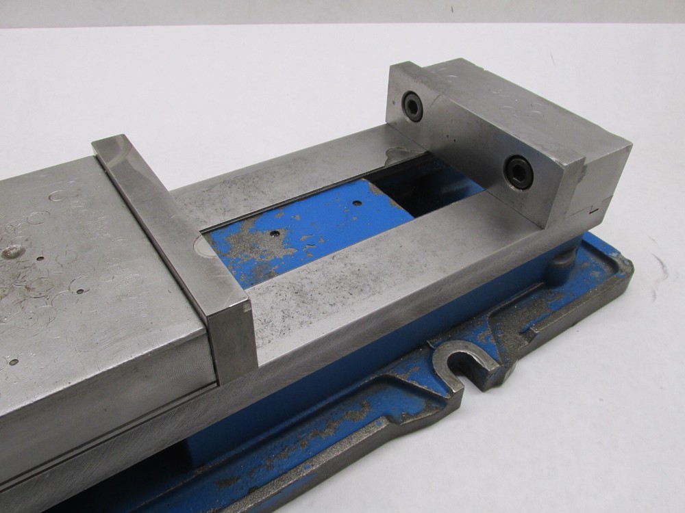 KURT ANGLOCK 6" MILLING MACHINE VISE w/ JAWS & HANDLE - #D675
