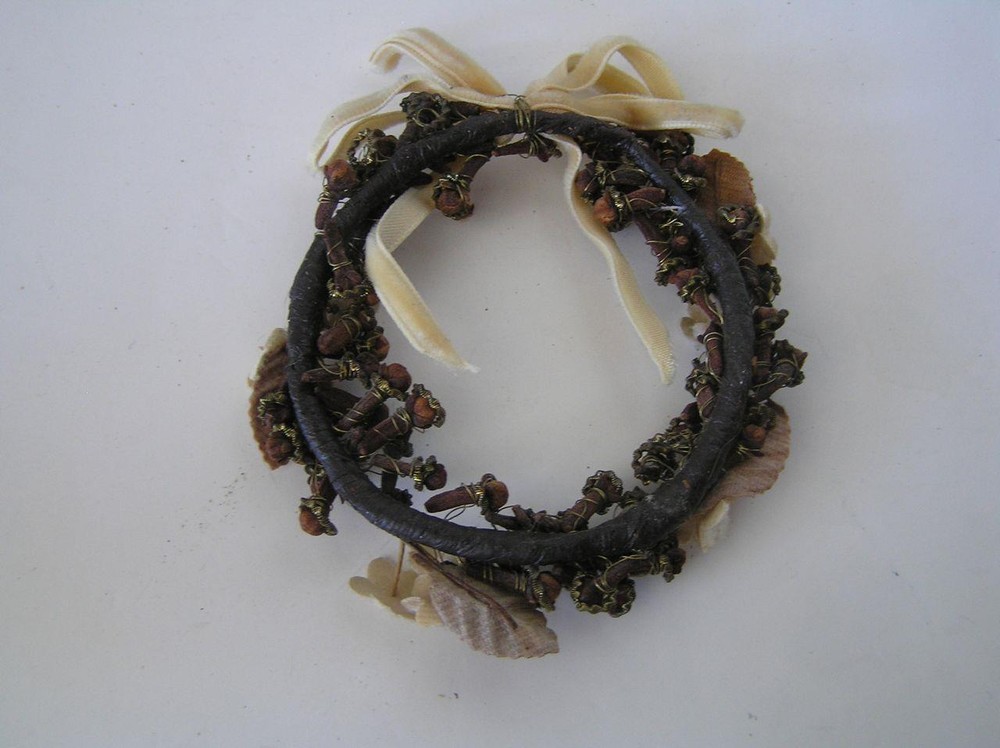 Victorian small Clove wreath satchet