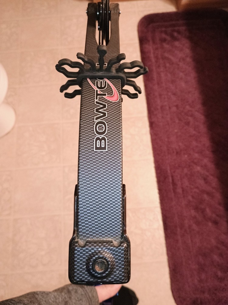 Bowtech Equalizer 27"-60lbs R.H. with Shrewd grip