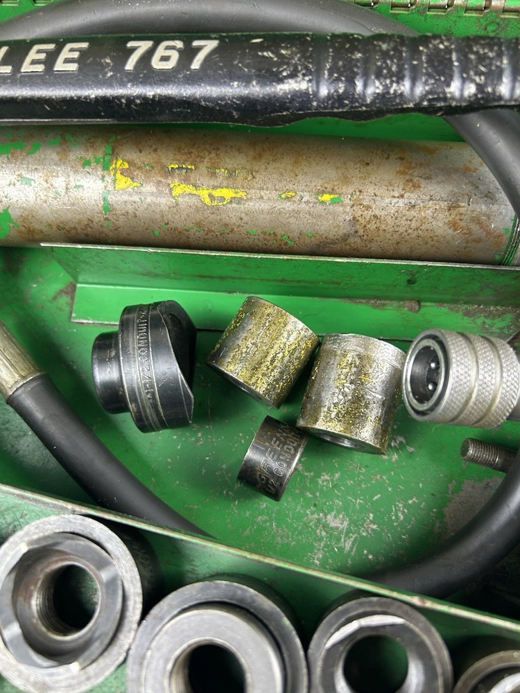 Greenlee 767 Hand Pump & Ram Hydraulic Knockout Driver With Conduit Punches