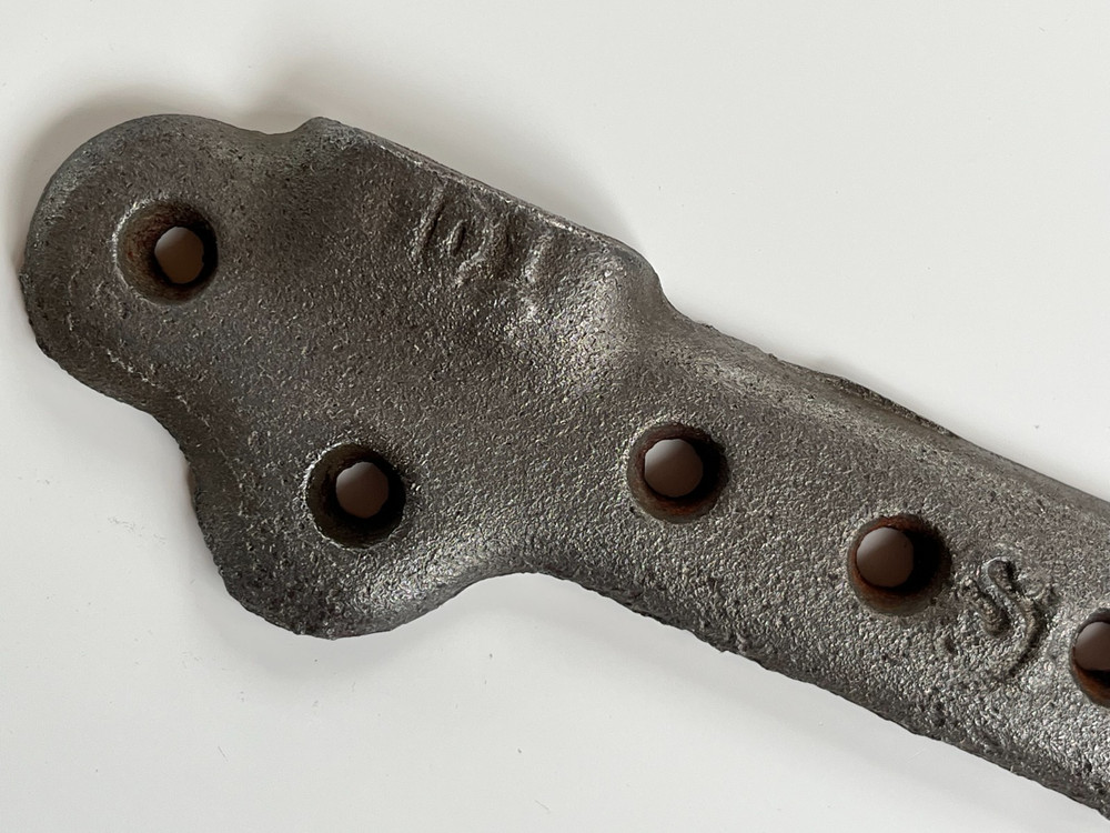 Vintage STANDARD 10-1/2" Cast Iron Sink Wall Mount Bracket Nice Condition