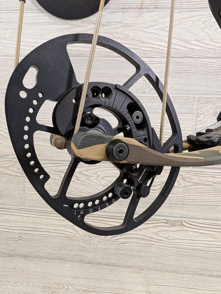 Bear Execute 30 RH 70lb Black Riser/Throwback Limbs Bow