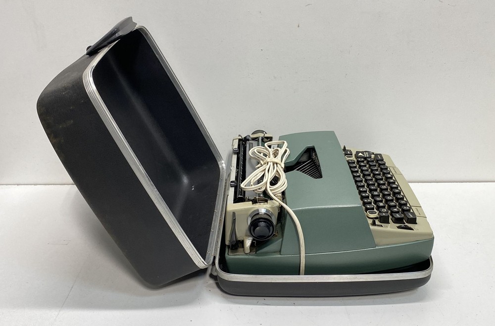 Smith Corona Typewriter Electra 210 Green Gray Carry Case
