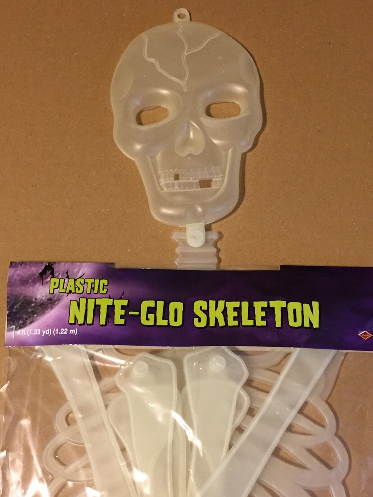 HALLOWEEN BEISTLE PLASTIC NITE-GLO RETRO 4 FT SKELETON