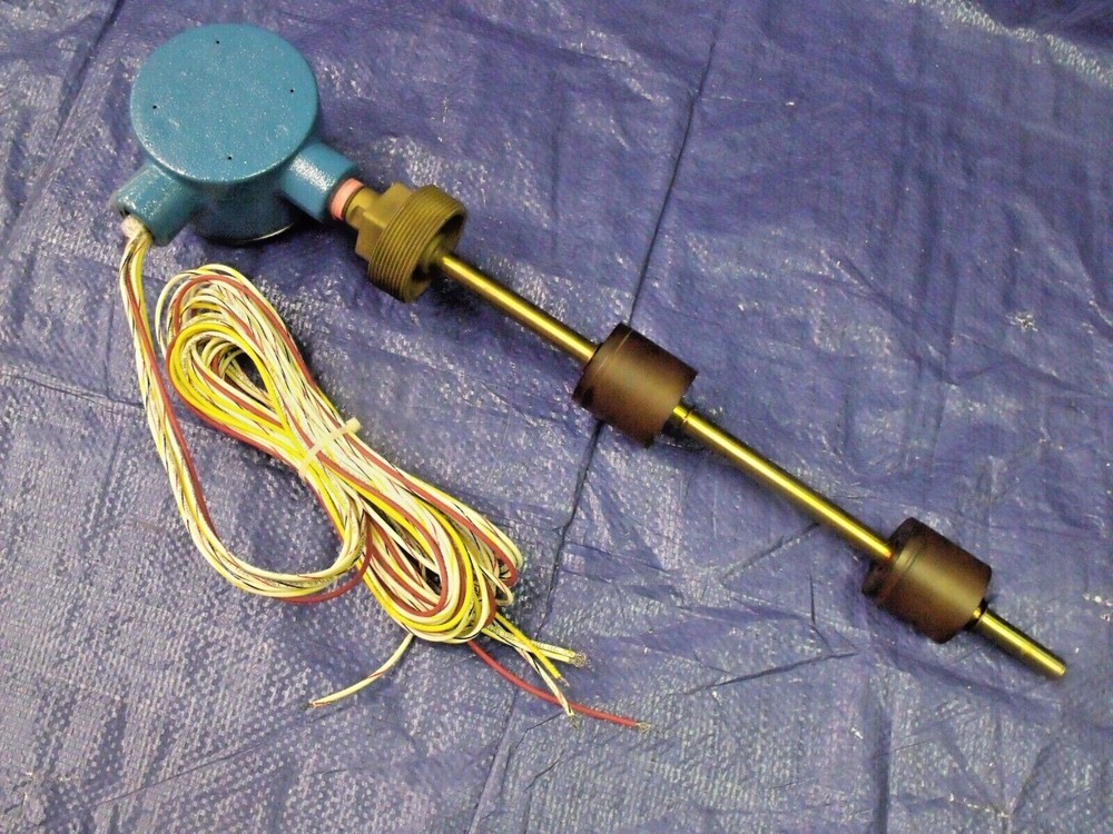NIB Dwyer Instruments S0396445 Two Stage Vertical Level Switch / Transmitter