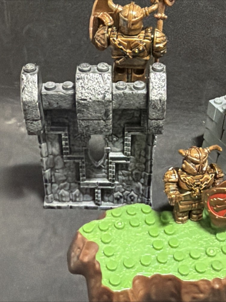 Mega Bloks Dragons War Chest Tin with 3 Figures