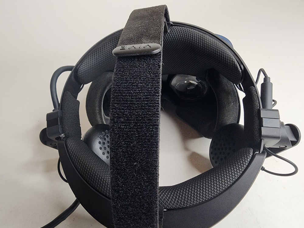 HTC Vive Cosmos Virtual Reality Gaming Headset + Controllers Complete Set