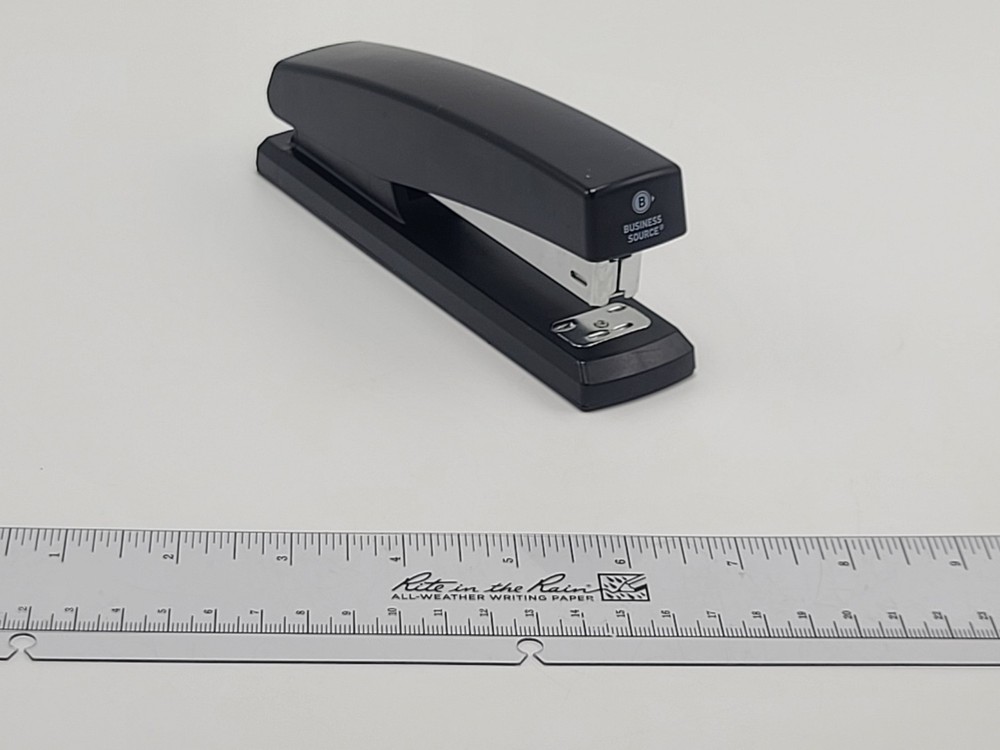Business Source Full-Strip Desktop Stapler (20 Sheets)