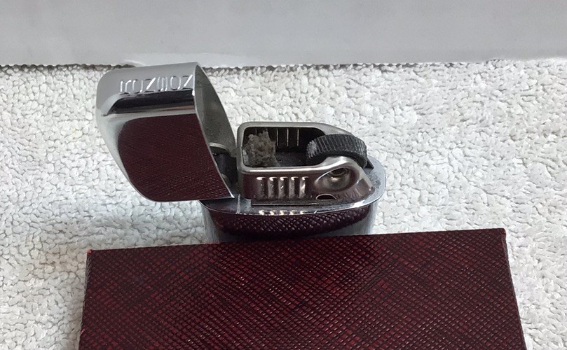 Vintage Ronson typhoon lighter in original box == Untested ==