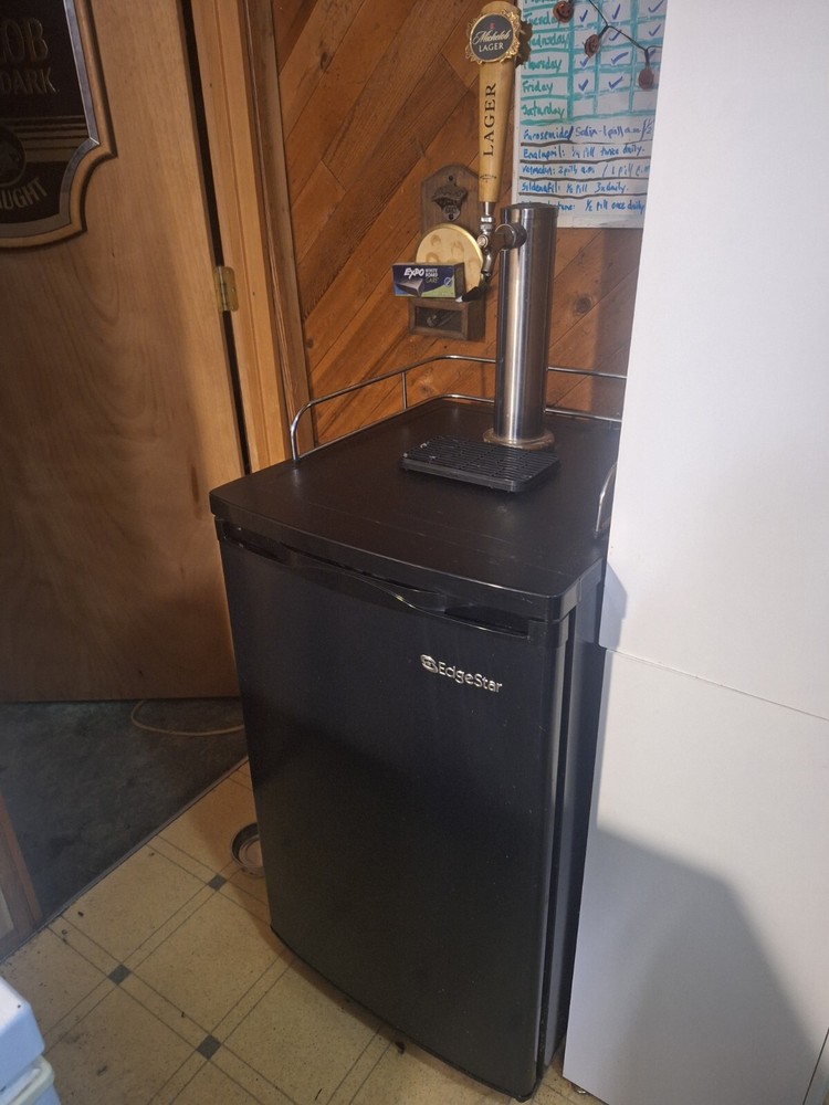 Edgestar  Single Tap Kegerator Includes 2 CO2 tanks CO2 Regulator and KEG