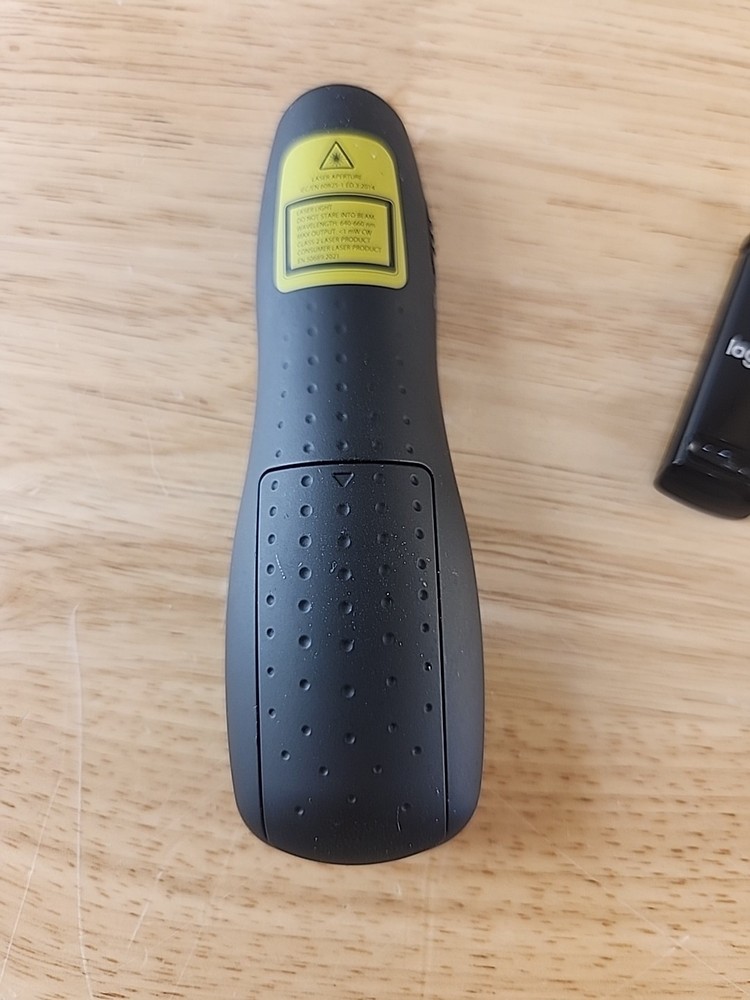 Logitech R400 Remote Wireless Presenter Laser Pointer