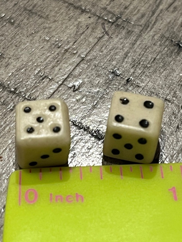 1950s cracker jack unique white dice with black pips 020424@