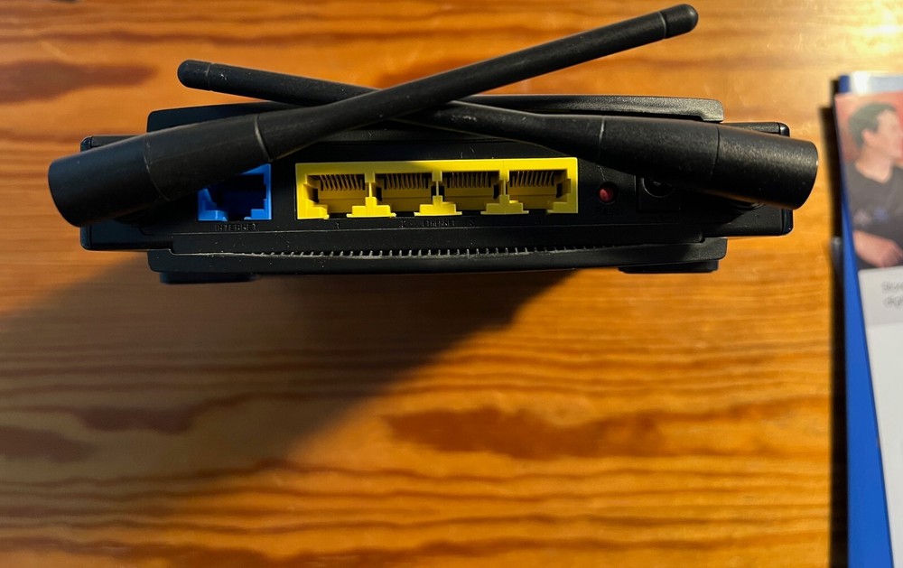 Cisco Linksys RangePlus MIMO Wireless Router WRT100