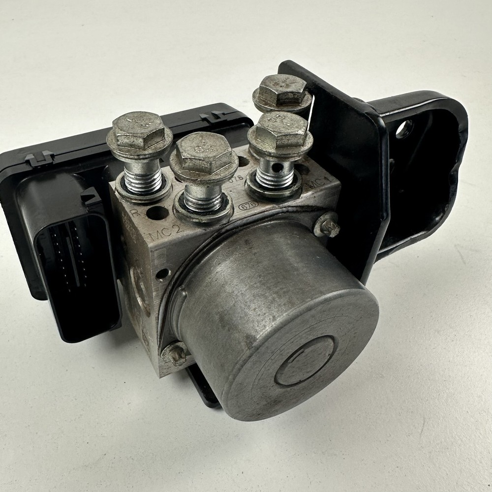 Harley Davidson DYNA Super Glide Custom 2012 ABS pump modulator controller block