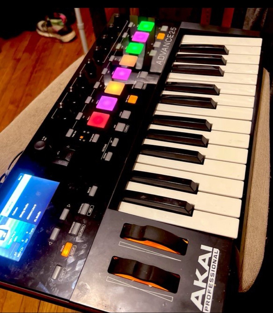 Akai  Advance 25 Keys