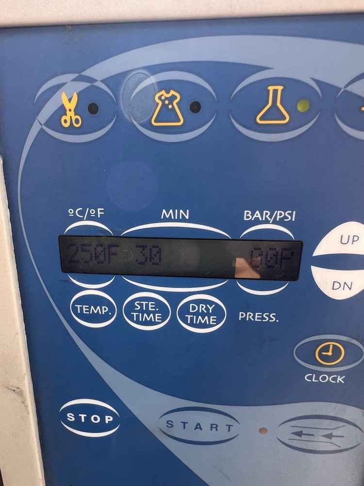 TUTTNAUER EZ10 AUTOCLAVE STEAM STERILIZER POWERS ON