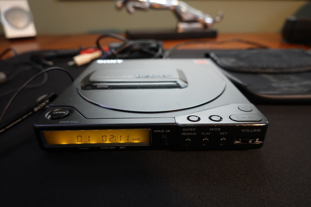 Sony D-25 Discman Personal CD Player Working W/ original accessories