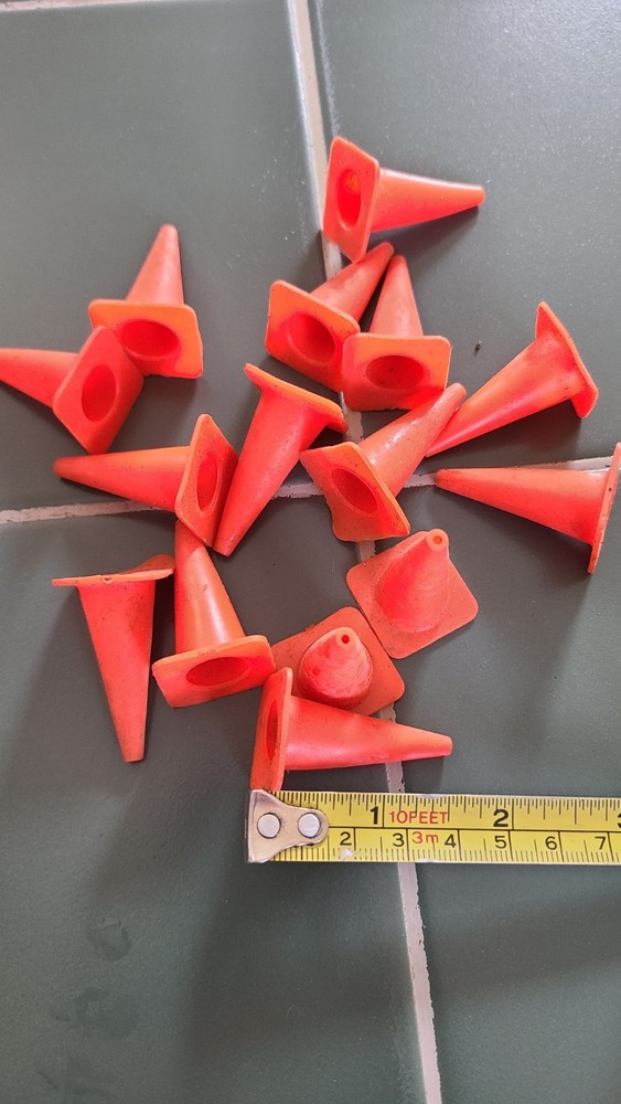 MODEL TOY CONSTRUCTION CONES 1/16 SCALE (15 PIECES)