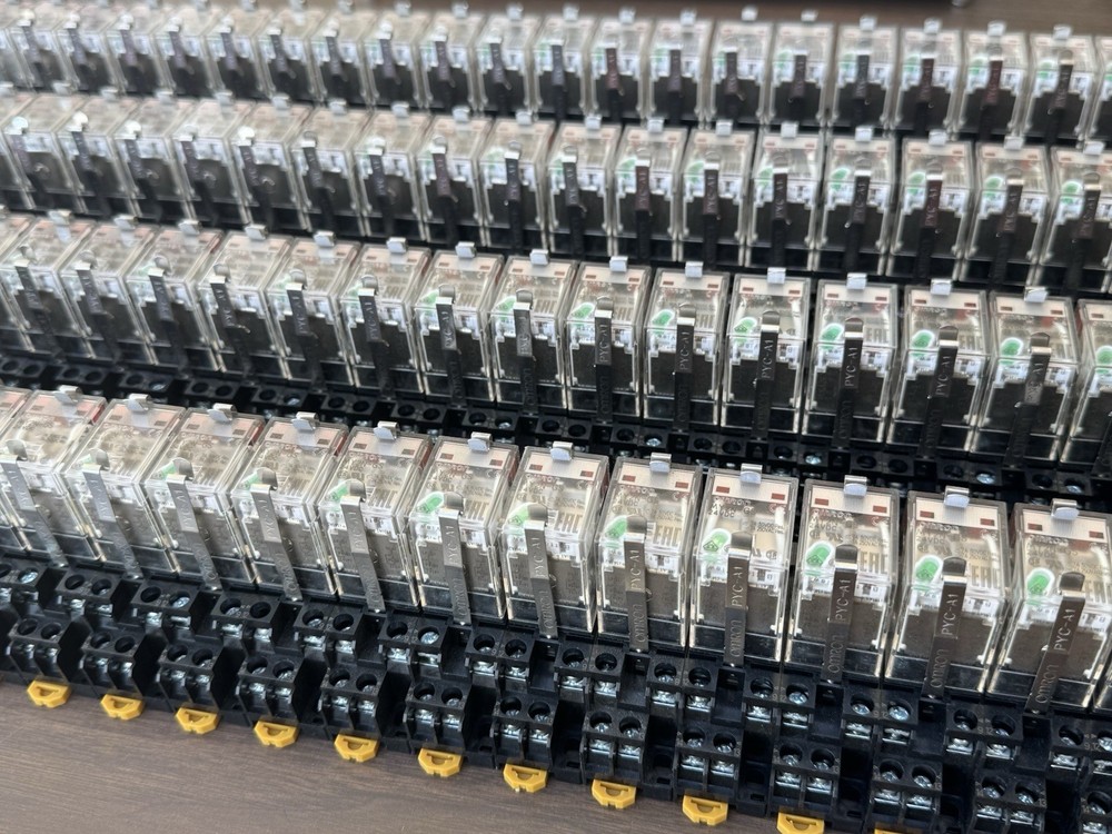 Omron, MY2N-GS-24VDC, 2PDT Relay with base socket