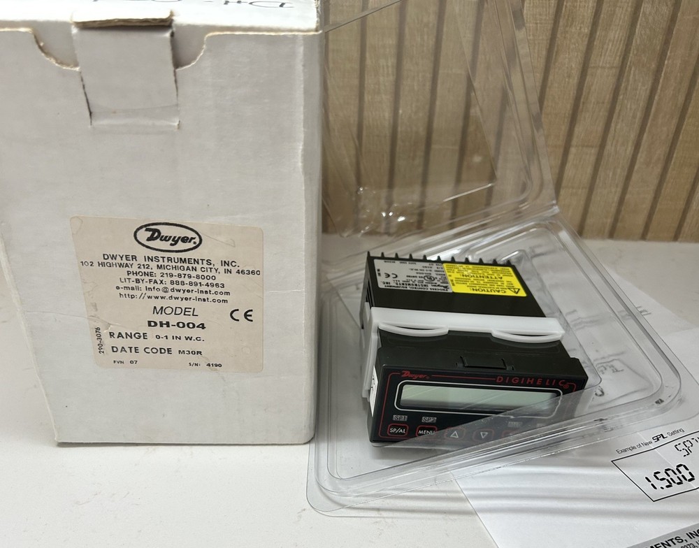 DWYER DIGIHELIC DH-004 Differential Pressure Controller
